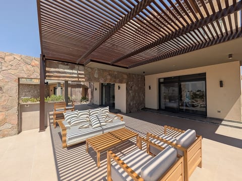Spacious 3BR Apartment Glorious Panoramic Seaviews image 4