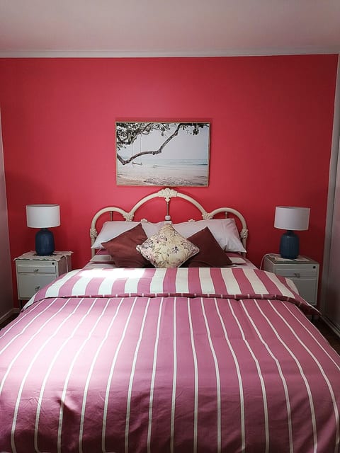 Enjoy the calm of a spacious bedroom with queen size bed, cosy mattress, etc