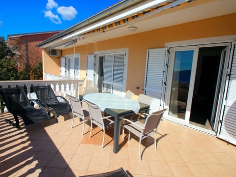 Wohnung in Novi Vinodolski mit Grill, Garten und