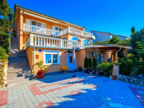 Wohnung in Novi Vinodolski mit Grill, Garten und