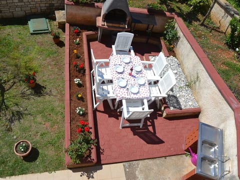 Helle Ferienwohnung in Vinkuran mit Garten, Grill und Terrasse