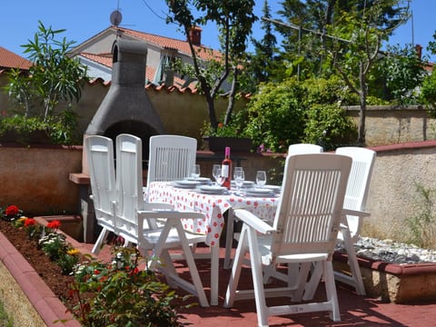 Helle Ferienwohnung in Vinkuran mit Garten, Grill und Terrasse
