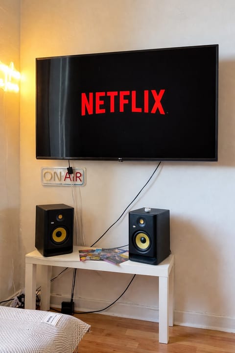 55” Smart TV + Chromecast for easy streaming