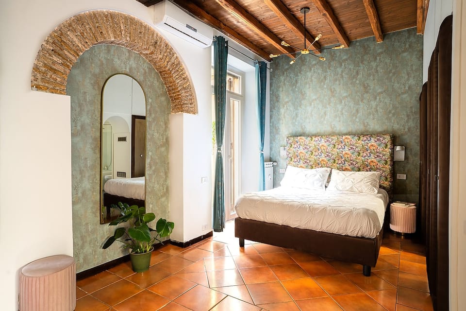 Quiet Trevi Fountain Apartment • Patio & Courtyard image 1