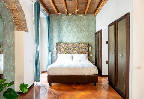 Quiet Trevi Fountain Apartment • Patio & Courtyard image 5