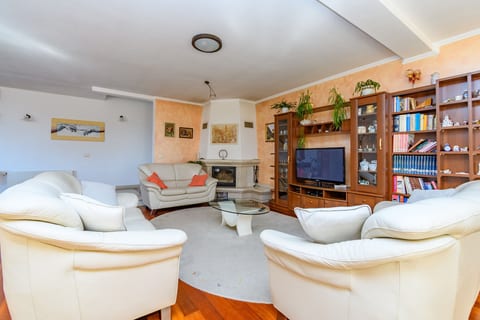 House Nera - Unit 180957-5