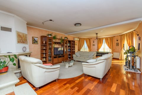 House Nera - Unit 180957-5