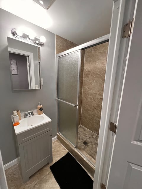 Quiet 2BR Near Philly, Waterfront & Stadiums image 3