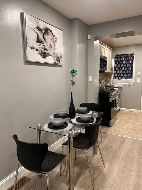 Quiet 2BR Near Philly, Waterfront & Stadiums image 2