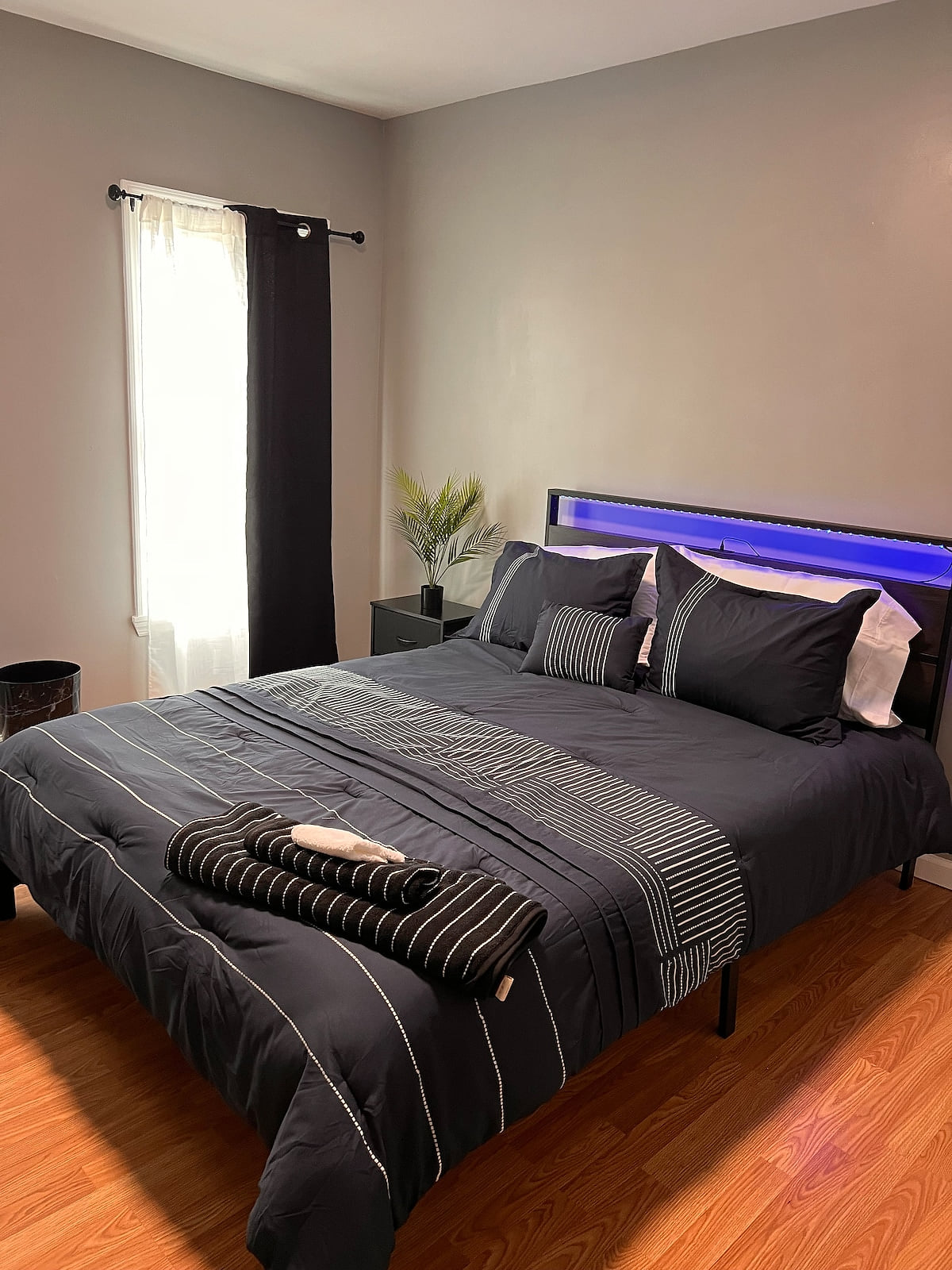 Quiet 2BR Near Philly, Waterfront & Stadiums image 1