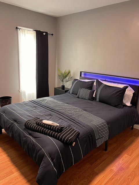 Quiet 2BR Near Philly, Waterfront & Stadiums image 1