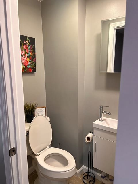 Quiet 2BR Near Philly, Waterfront & Stadiums image 5
