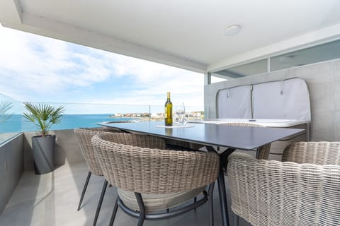 Apartment Luxury Beachfront Jacuzzi Suite with Sea View - Unit 378719-13