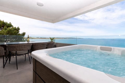 Apartment Luxury Beachfront Jacuzzi Suite with Sea View - Unit 378719-13