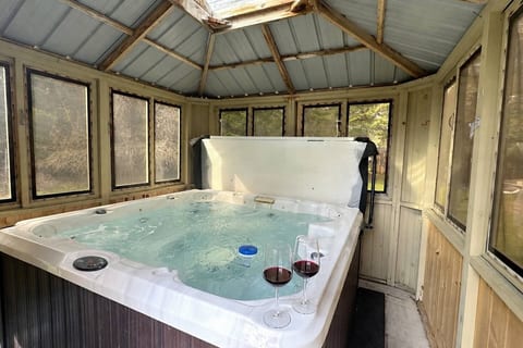 La Sieste, Private Hot Tub, Beach, Kayaks &Treetop