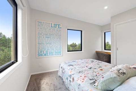 “Comfortable queen bedroom with dual-control electric blanket (winter only), workstation, and USB charging ports.”