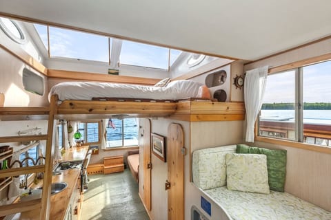 Houseboat NOMAD in Lakeville, Maine