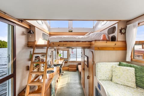 Houseboat NOMAD in Lakeville, Maine