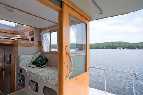 Houseboat NOMAD in Lakeville, Maine
