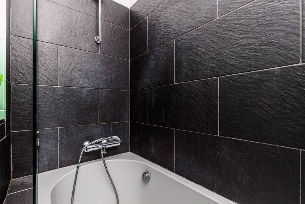 Bathroom 1 - with bathtub and a window (for Bedroom 1) - Lisbon Casa da Clementina: a Serene Garden Stay - Lisbon