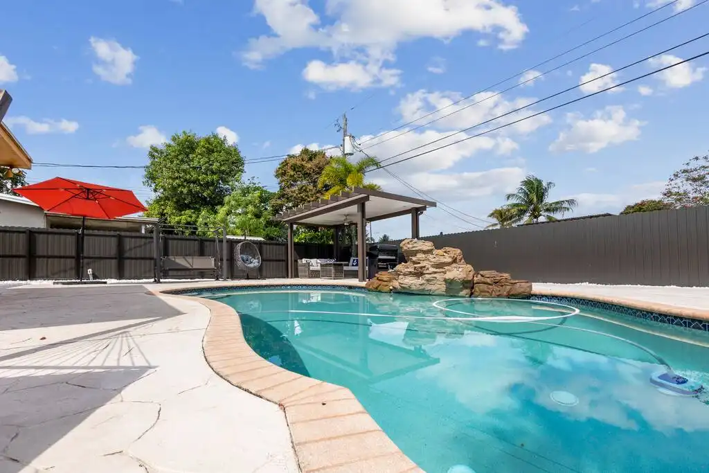 The Hard Rock Tropical Pool House - Lauderdale Lakes