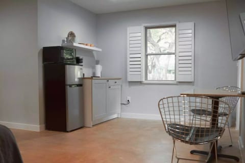 Peaceful studio in wooded neighborhood on the lake