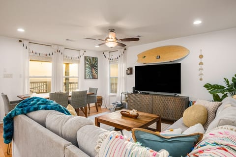 New Beach Home*Dramatic Sunrises*Sleeps 12