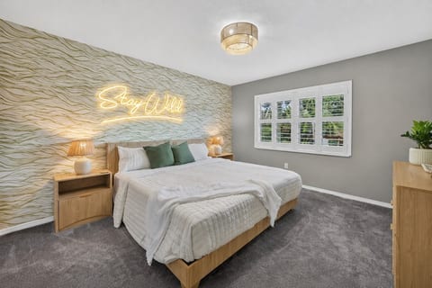~~Stay Wild Room ~~
Inspired by the grass floating in the Rainbow River
King bed - large tv - plenty of closet space- full renovated bathroom just outside the door and hallway leads to outside grass and river