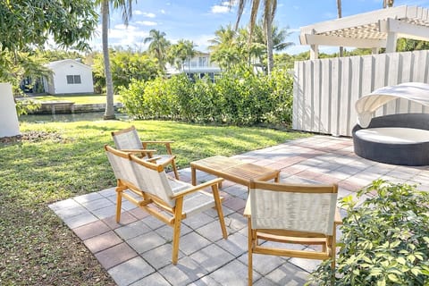 Waterfront Canal Home | 5 Min Airport & Hard Rock image 2