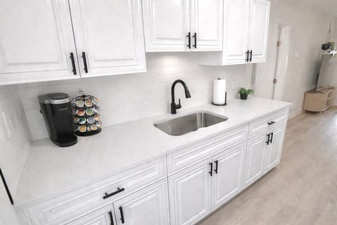 Waterfront Canal Home | 5 Min Airport & Hard Rock image 3