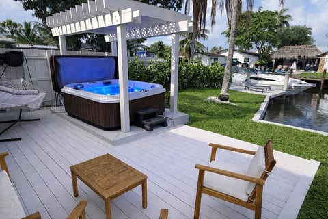 Waterfront | Hot Tub | 5 Min Airport & Hard Rock image 1