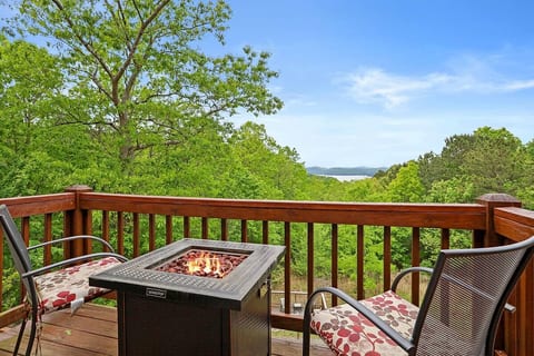 🏞️Relax and unwind in style on the private deck, offering the perfect ambiance for a romantic evening or a memorable night under the stars