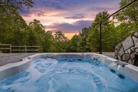 The Garden Tub Bath — a full soaking tub and walk-in shower ensuite to the Ember Nest. Your spa day doesn't end at checkout. 🛁✨