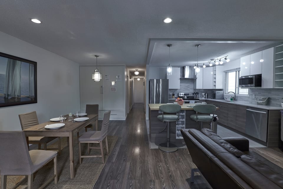 5BR Bowness Home | Banff Day Trips & Sports Groups - Calgary