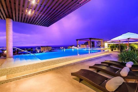 Rooftop (Level 7) with infinity pool, two jacuzzis, bar with BBQ grill and TV, lounge areas, and WiFi.