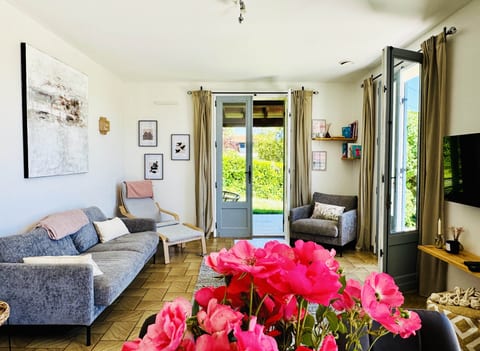 Charming cottage: pool, air-con, views and super fast WiFi