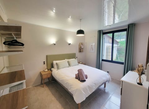 Charming cottage: pool, air-con, views and super fast WiFi