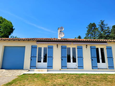 Charming cottage: pool, air-con, views and super fast WiFi