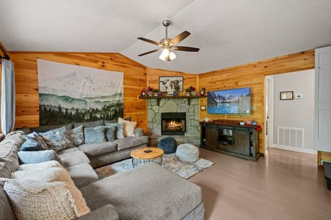 *Secluded | Dog Friendly | Free EV-Charger|Games* image 3