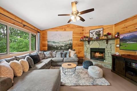 *Secluded | Dog Friendly | Free EV-Charger|Games* image 2