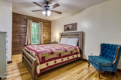 Walk to downtown Gatlinburg/Dog friendly