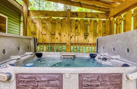 Walk to downtown Gatlinburg/Dog friendly