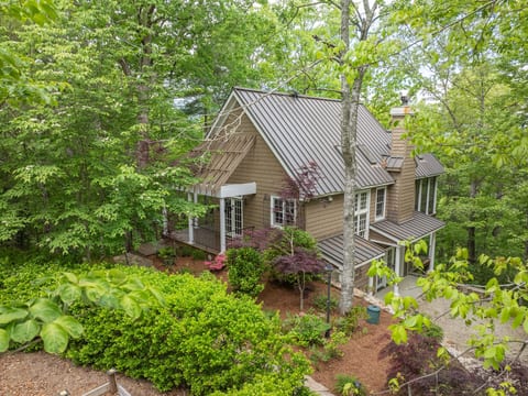 Tucked into the mountainside, Cheoah Cottage welcomes you with peaceful surroundings, charming landscaping, and a true mountain getaway feel.