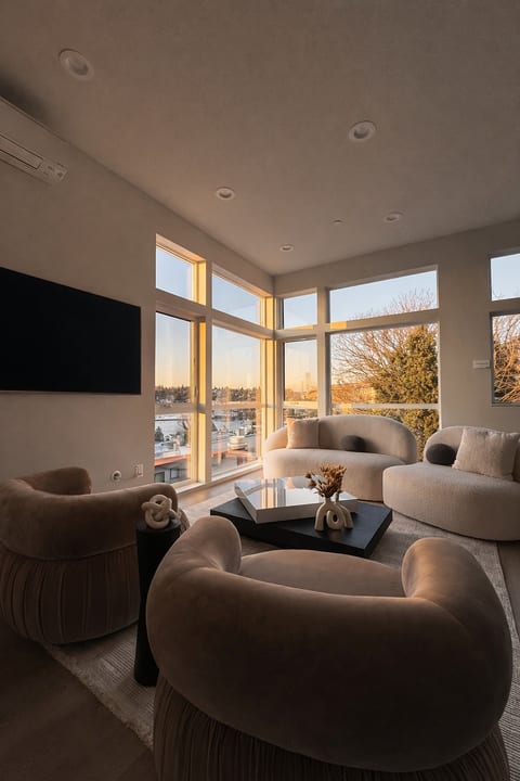 Unwind in this sun-filled luxury living room with panoramic Lake Union views. Watch iconic Seattle seaplanes take off and land right from the comfort of your designer lounge space.