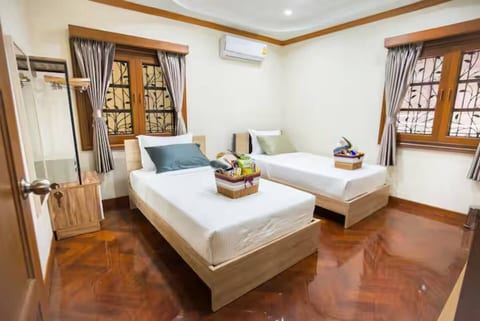 Chang Moi 5BR Townhouse. Walk to Old City