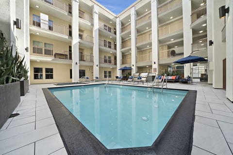 Mid – Wilshire blvd. Prime Location - Pool, Gym image 5