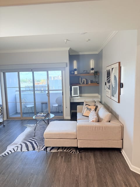Mid – Wilshire blvd. Prime Location - Pool, Gym image 4
