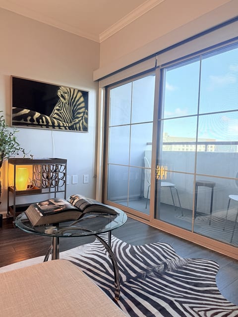 Mid – Wilshire blvd. Prime Location - Pool, Gym image 2
