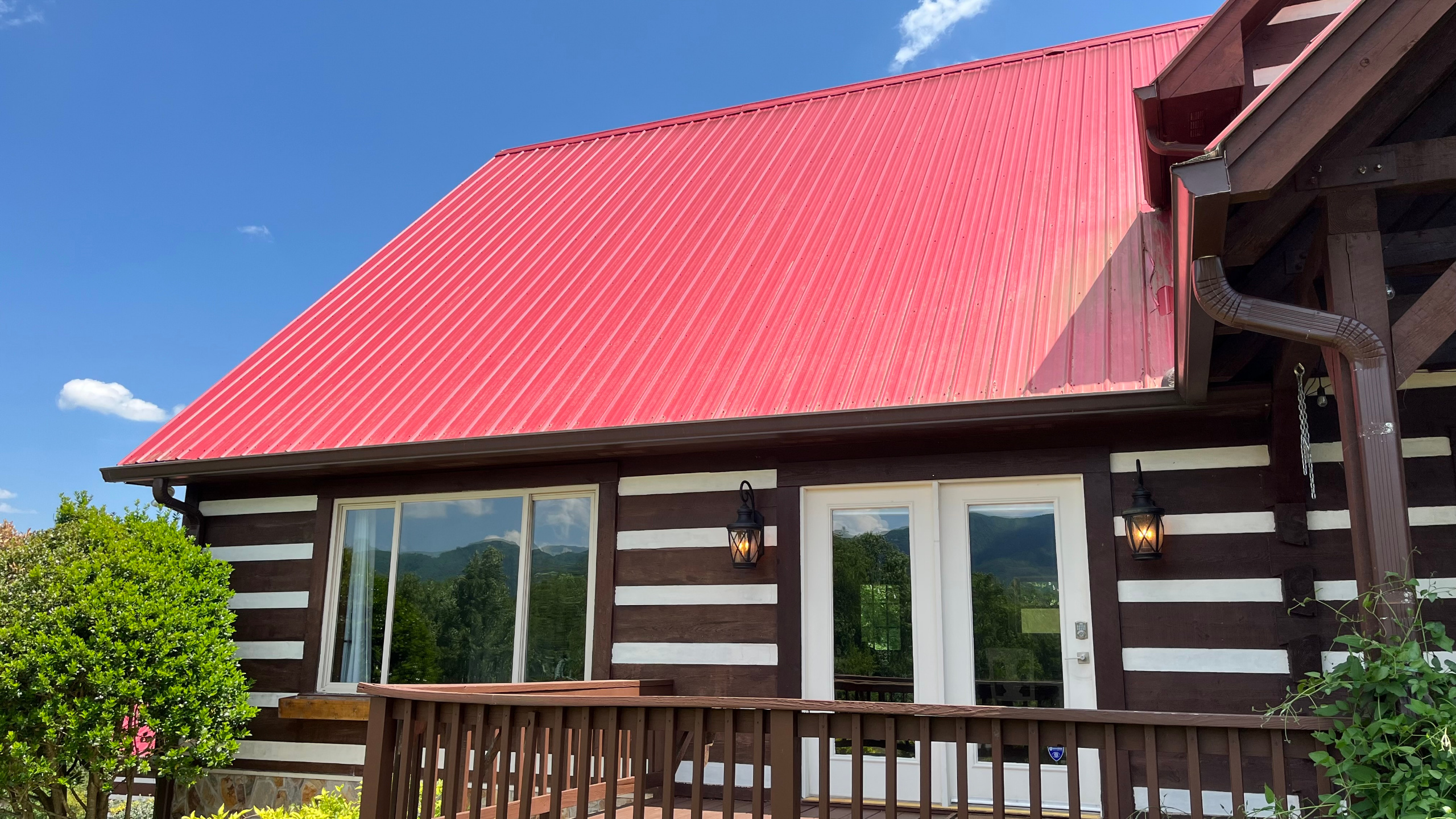 Red Roof Cabin - Suite w/ Hot Tub & Mountain Views