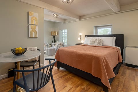 Fully furnished queen bed